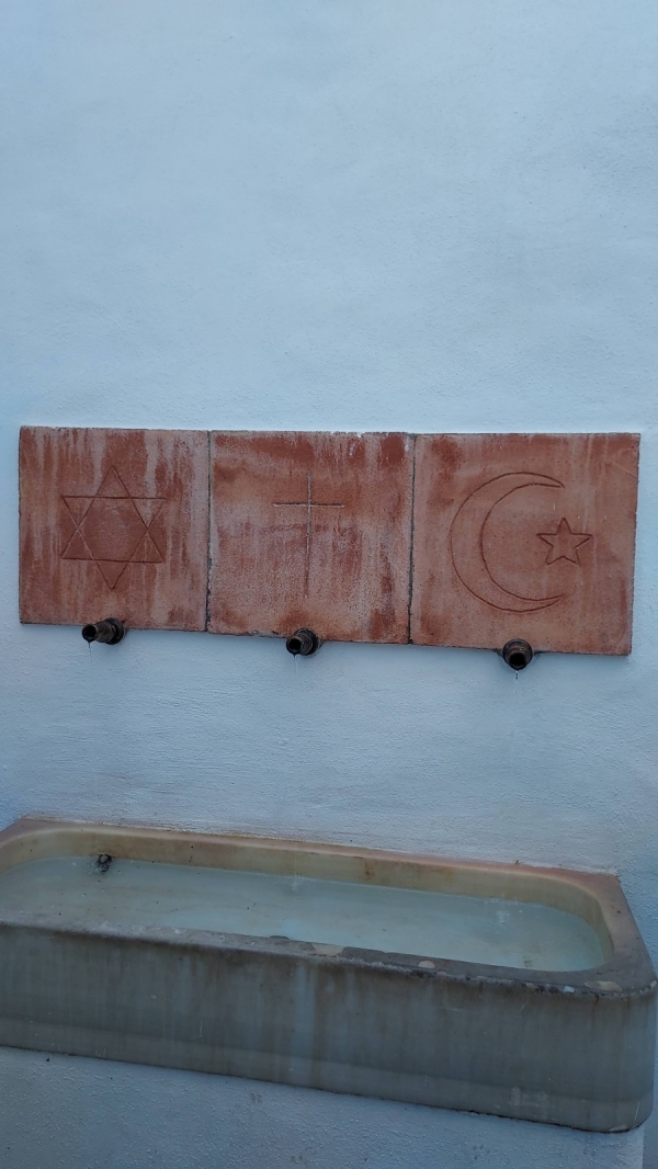 스페인의 작은 마을 프리힐리아나의 골목을 걷다 발견한 우물. 유대교 기독교 이슬람교의 상징물이 나란히 벽에 붙어 있다(사진: 취재기자 송문석).